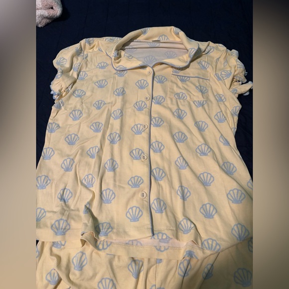 Staykation- Shell Ruffle Ribbed Short Pajamas Set - Picture 2 of 7